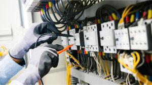 Panneau éléctrique avec cables test de courant avec gants et multimètre