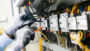 Panneau éléctrique avec cables test de courant avec gants et multimètre