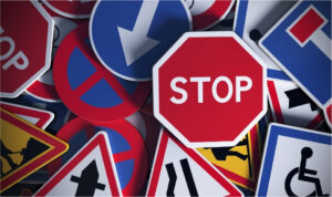 Panneaux de signalisation Stop Cédez le passage Impasse Priorité Parking interdit Sens unique Place reservée handicapée Travaux en cours Bifurcation de voie Code de la route
