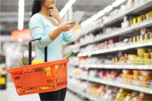Achat de fruits et légumes dans un super marché, hésitation liste choix des articles